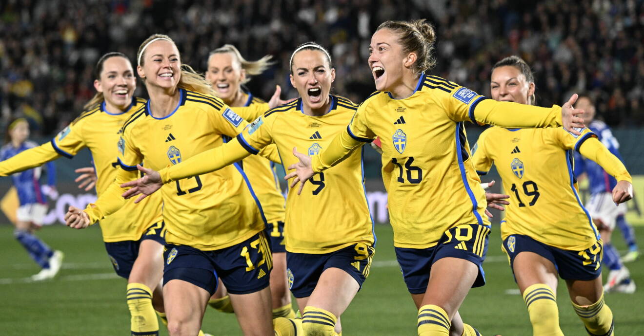 Sveriges damer firar Filippa Angeldals straffmål i VM-kvartsfinalen mot Japan.
