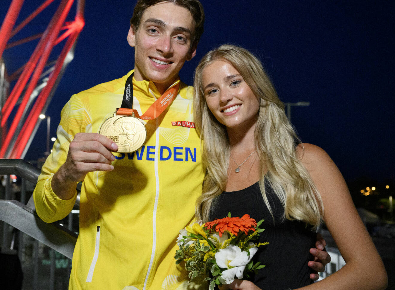Armand ”Mondo” Duplantis och hans flickvän Desiré Inglander firar VM-bragden.