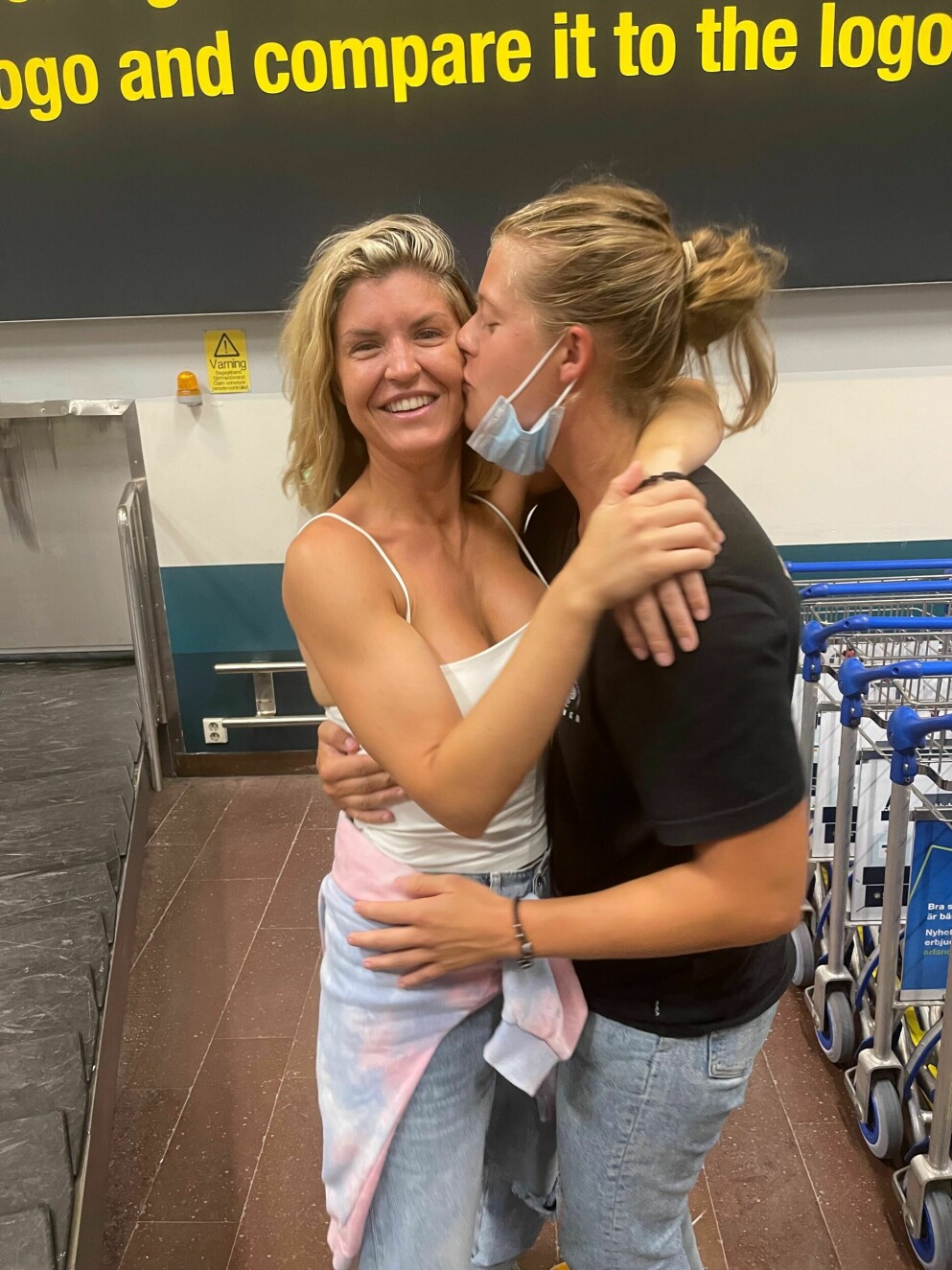 Christina och Bella på Arlanda. CHRISTINA NORDBACK, ISABELLA RESMARK