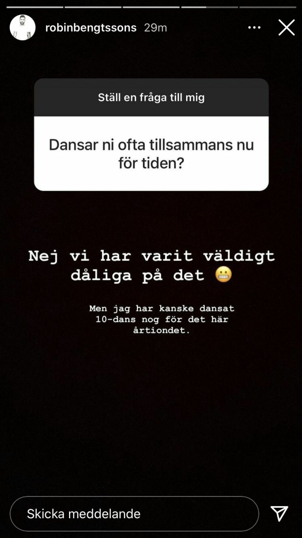 Artisten Robin Bengtson svarar på frågor i en frågestund på sin Instagram.