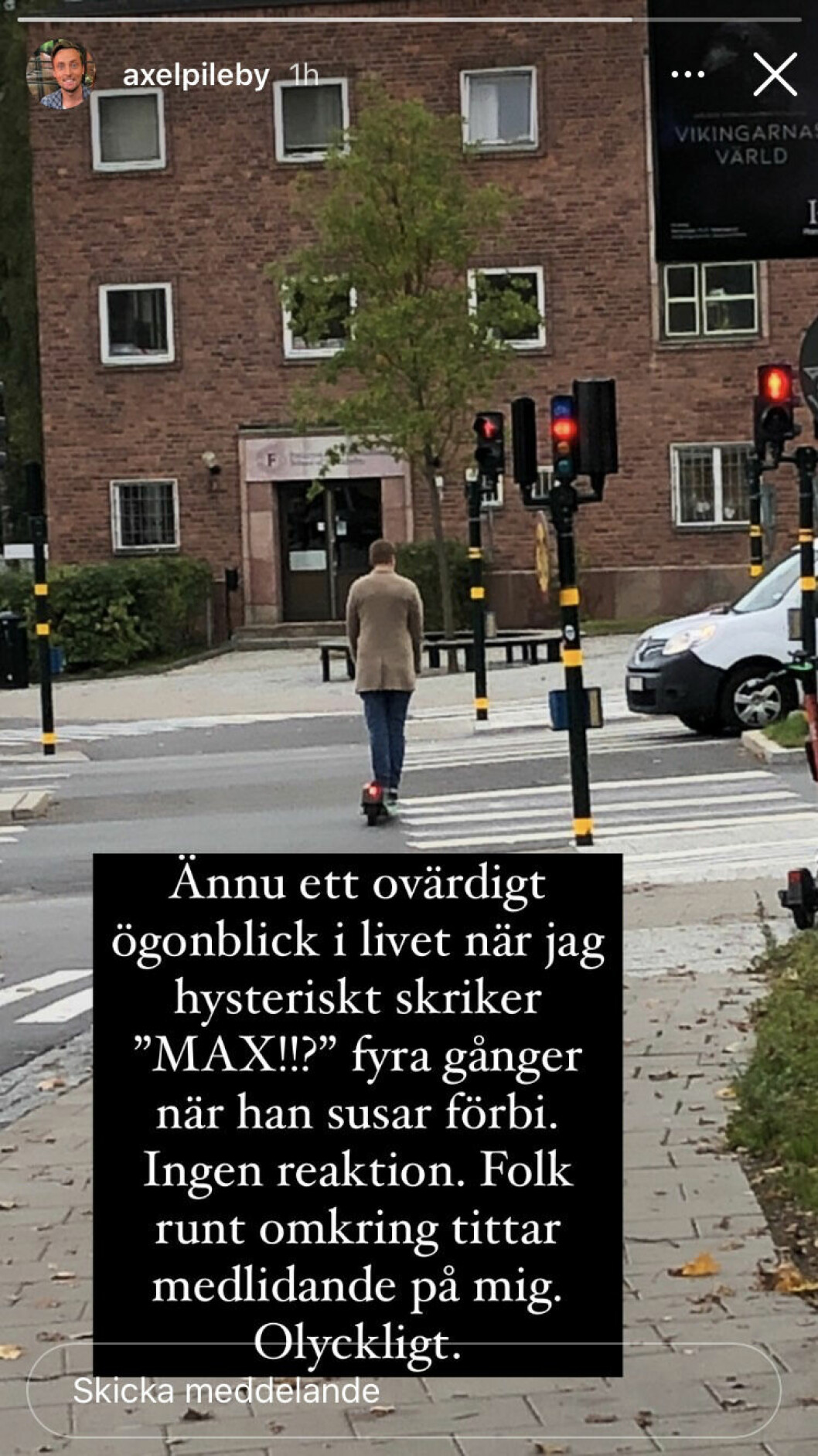 Axel Pilebys bild på kollegan Maximilian Artell när han åker en elsparkcykel en bit bort.