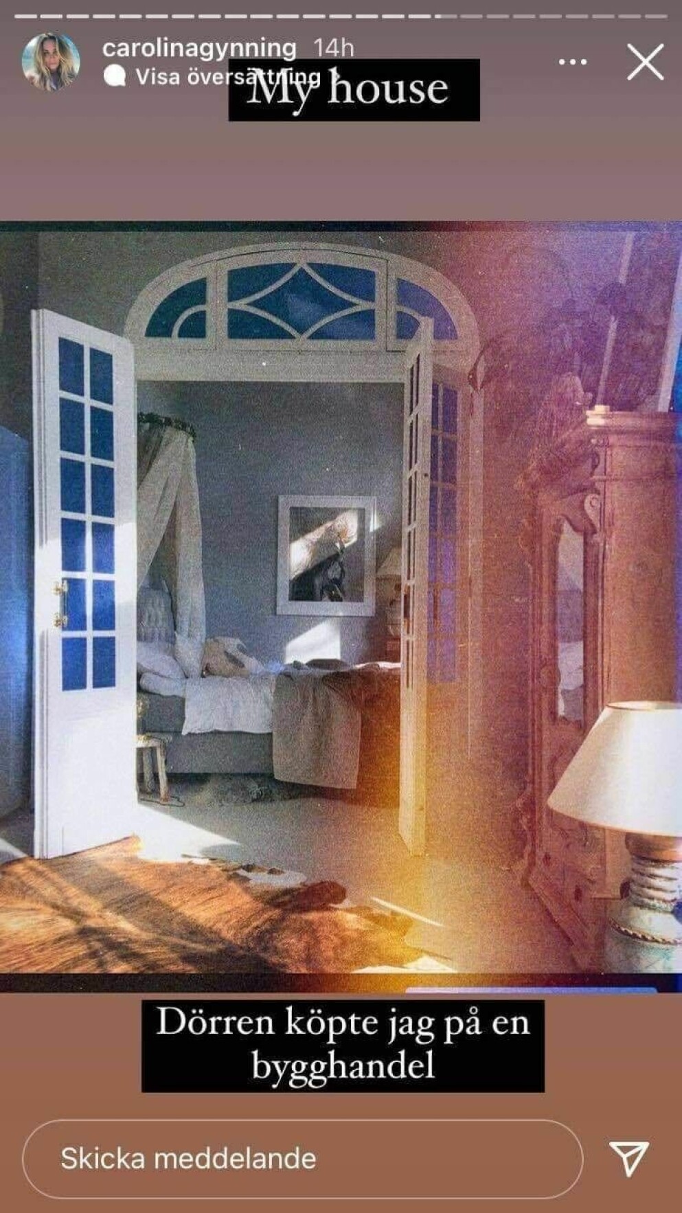 Ett av sovrummen, dörren har Carolina köpt på en bygghandel.