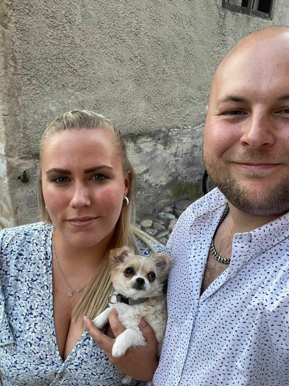 Mattias tillsammans med flickvännen Zandra och familjens lilla nytillskott. Mattias Nederman och flickvännen Zandra