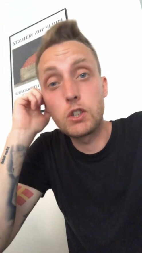 Här ser man flera av tv-profilens tatueringar.
