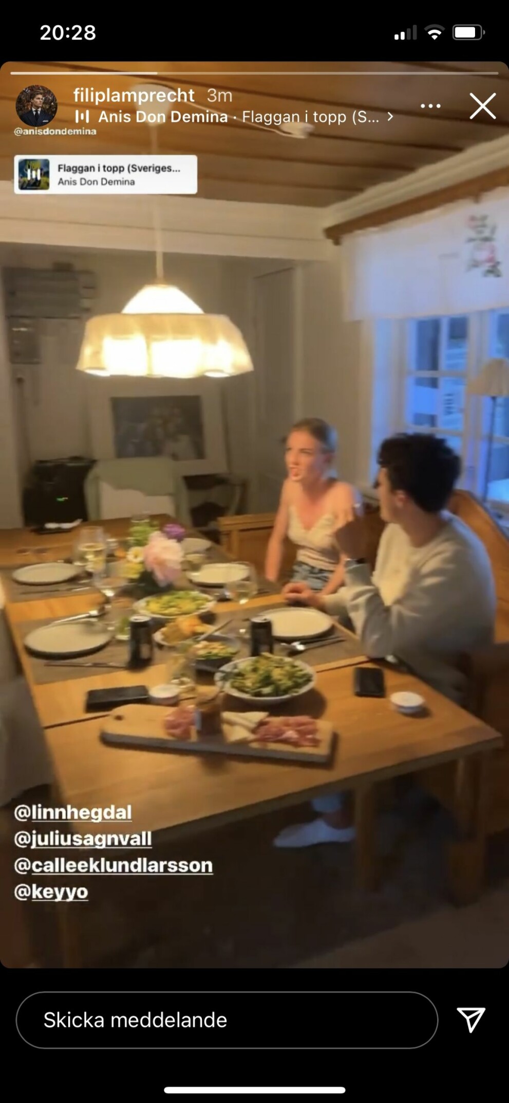 Filip umgås med vännerna i en stuga. Instagram