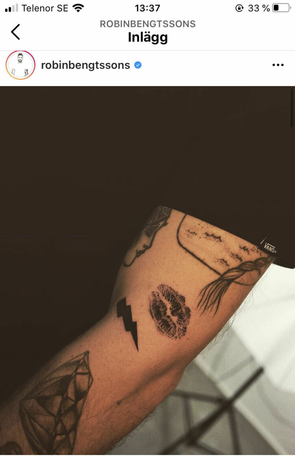 Robin Bengtssons andra tatuering, en pussmun. Robins andra tatuering