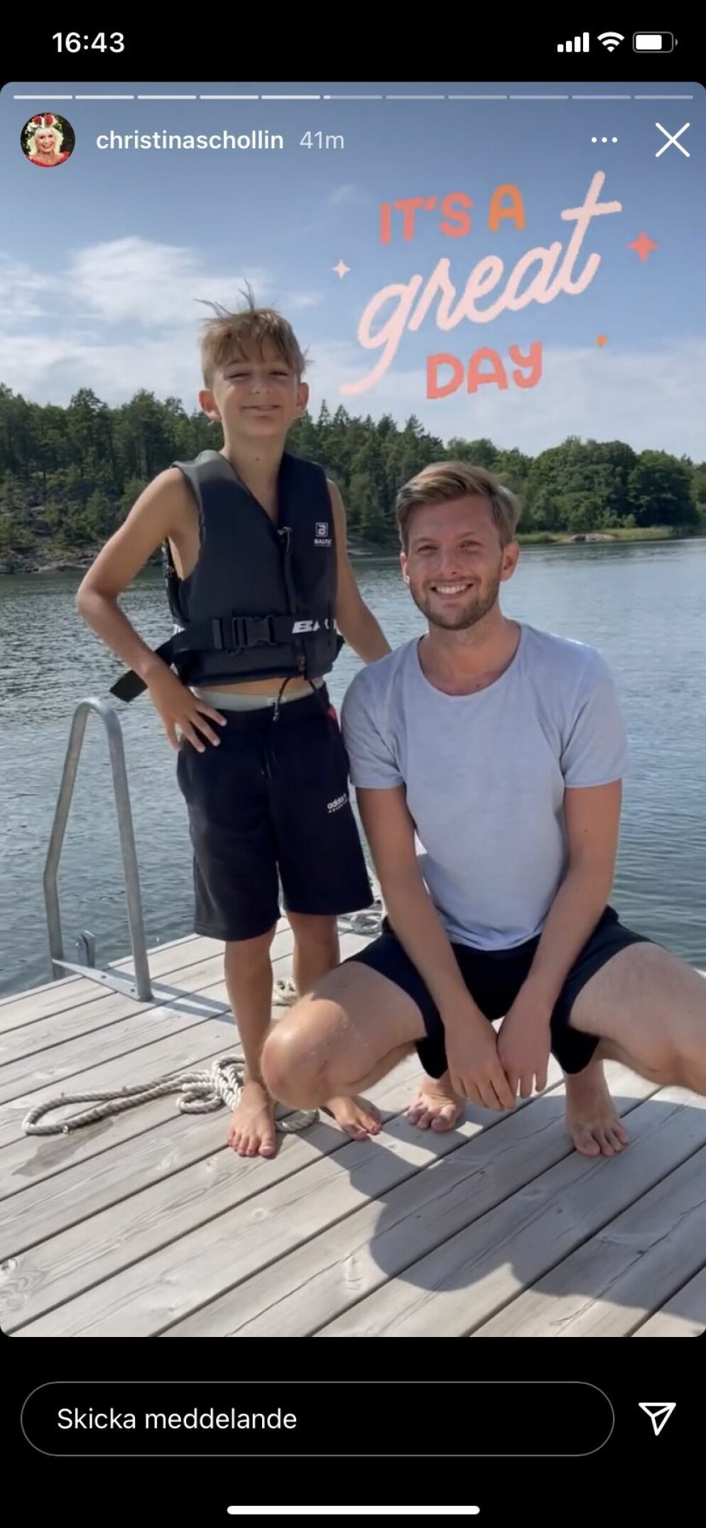 Bröderna hänger på bryggan. Christina Schollin
