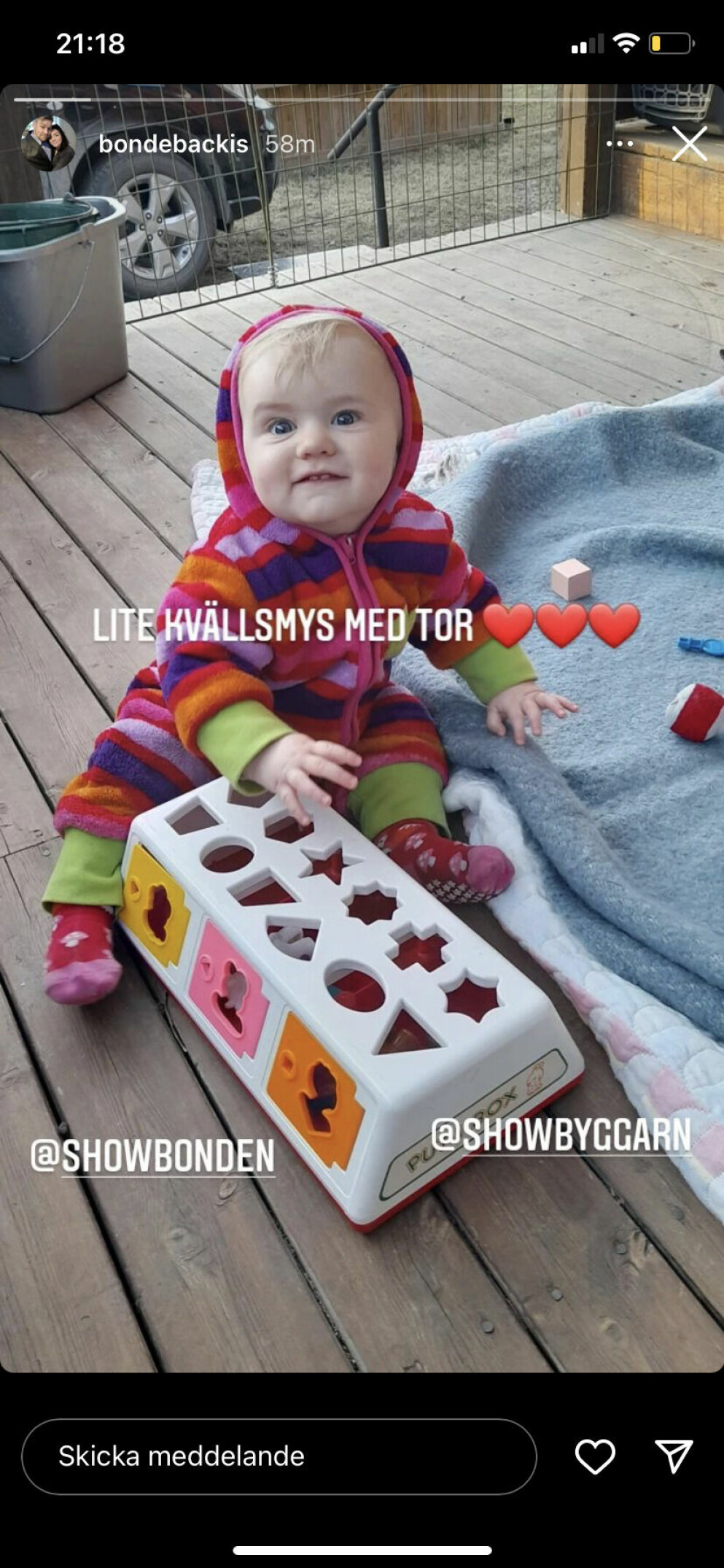 Backis har kvällsmys med Susanna Karlssons son Tor. Backis har kvällsmys med Susanna Karlssons son Tor,