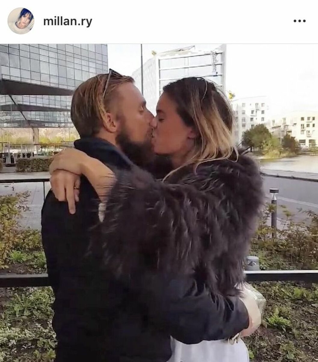 Sebastian Larsson med flickvännen Emilia Widell. Sebastian Larsson pussas med flickvännen Emilia Widell