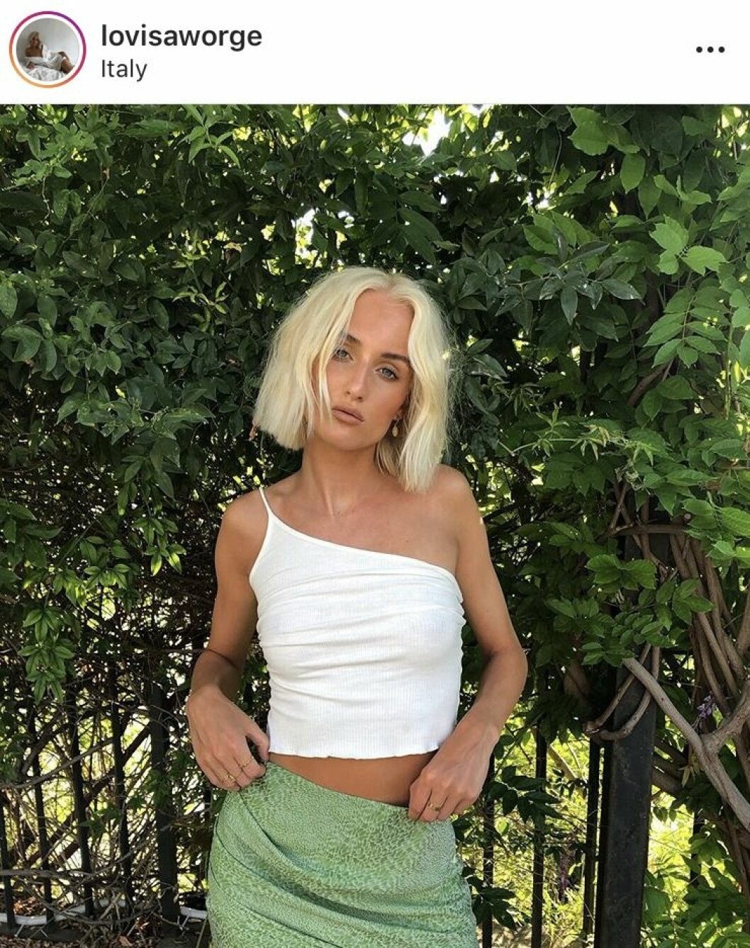 Lovisa Worge får inte starta en podd för Bianca Ingrosso. Lovisa Worge står framför en vägg av gröna blad