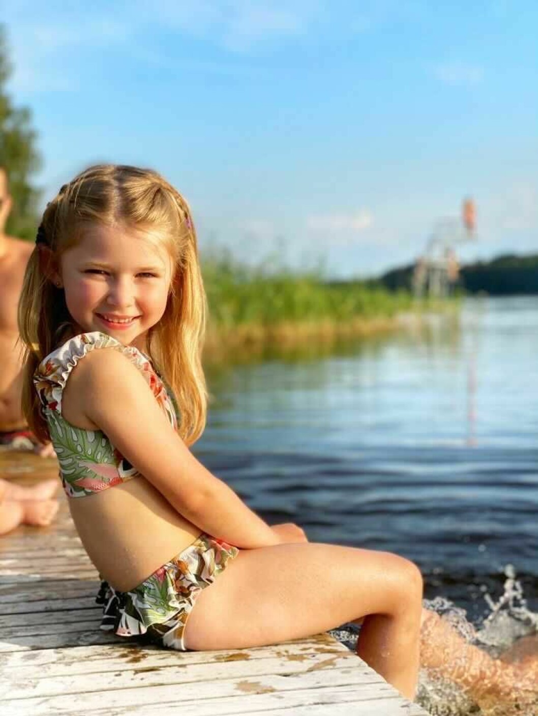 Tuva, 6 år, plaskar från bryggan. Fotografiet är taget innan händelsen vid simbassängen.