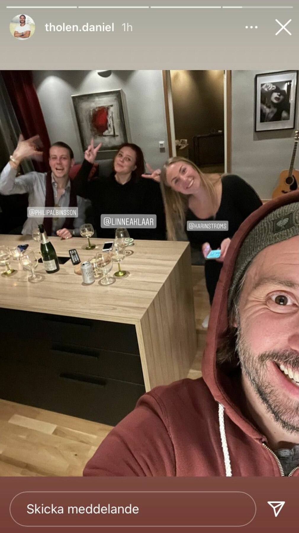 Gänget är samlade hos Daniel. Instagram