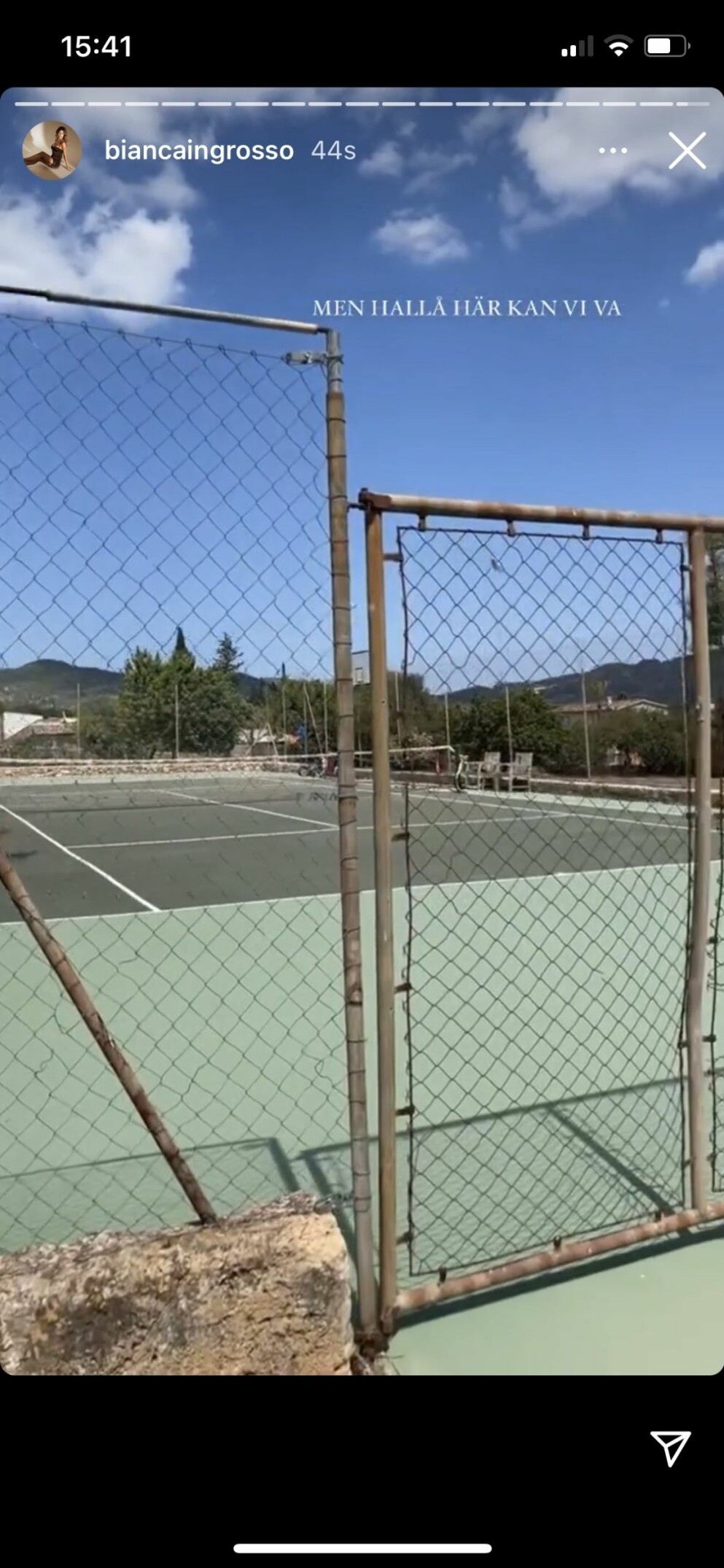 Till villan finns även en tennisplan där de kan svettas om dagarna.