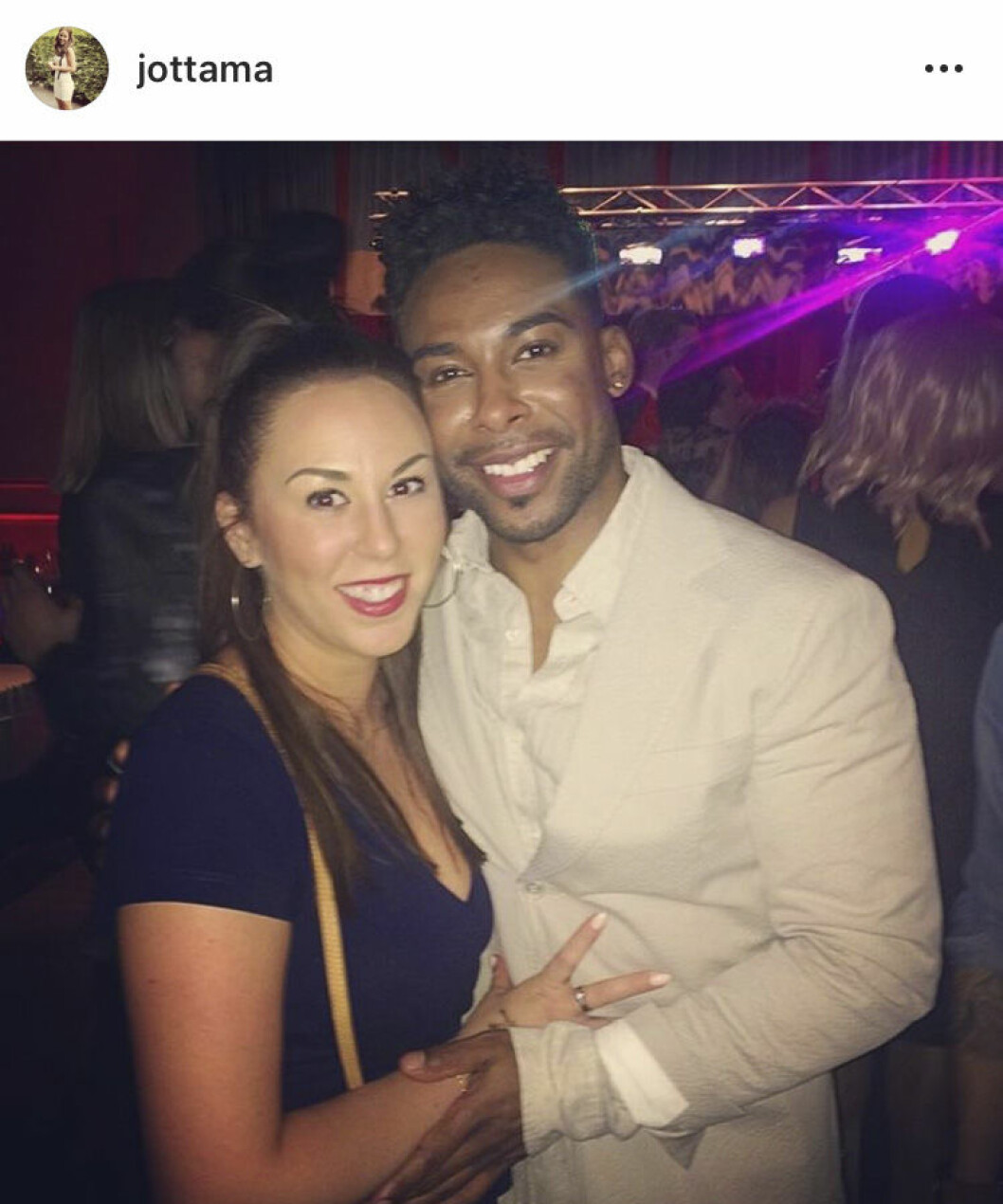Jotta däremot lägger upp en del bilder på paret ihop. John Lundvik ler med sambon Jotta Martidou