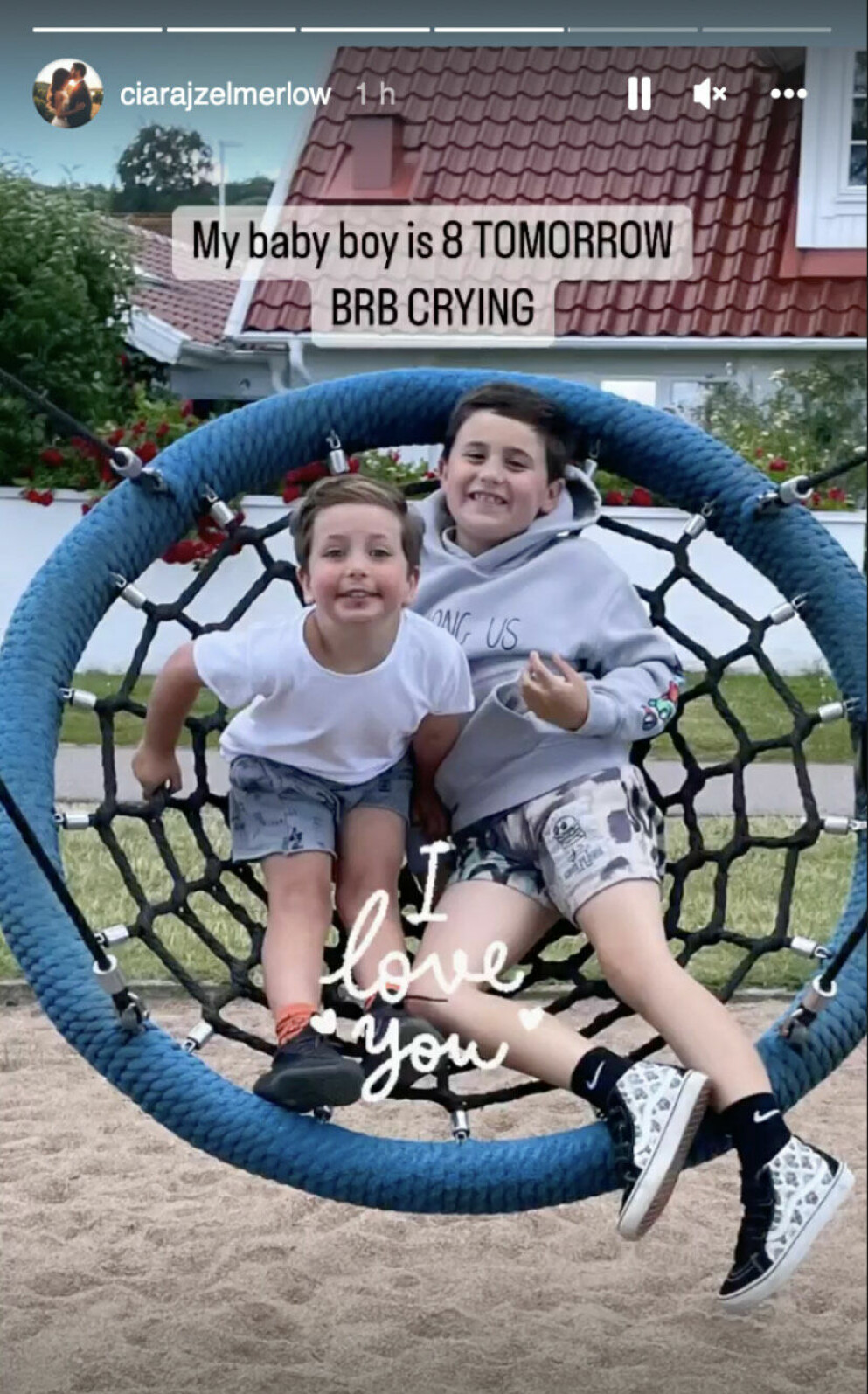 Sönerna Archie och Albert på en gunga.