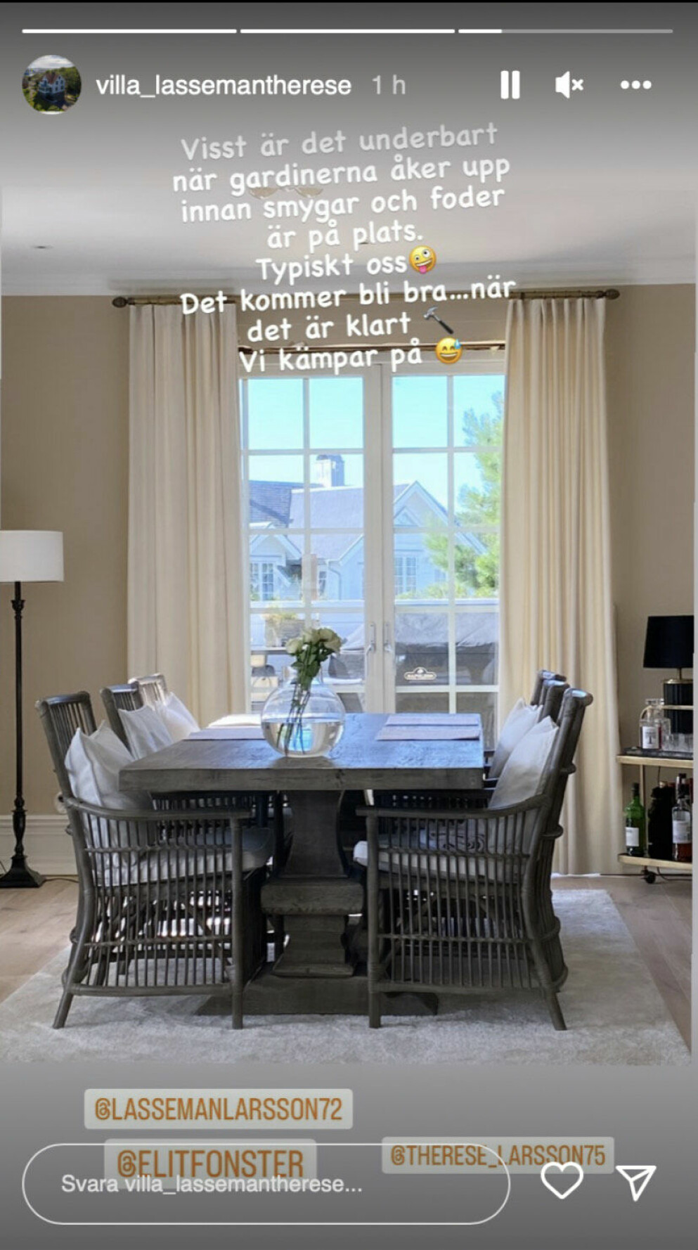 Bilder inifrån Lasseman och Thereses nya villa. Bild på fönstret inne i huset.