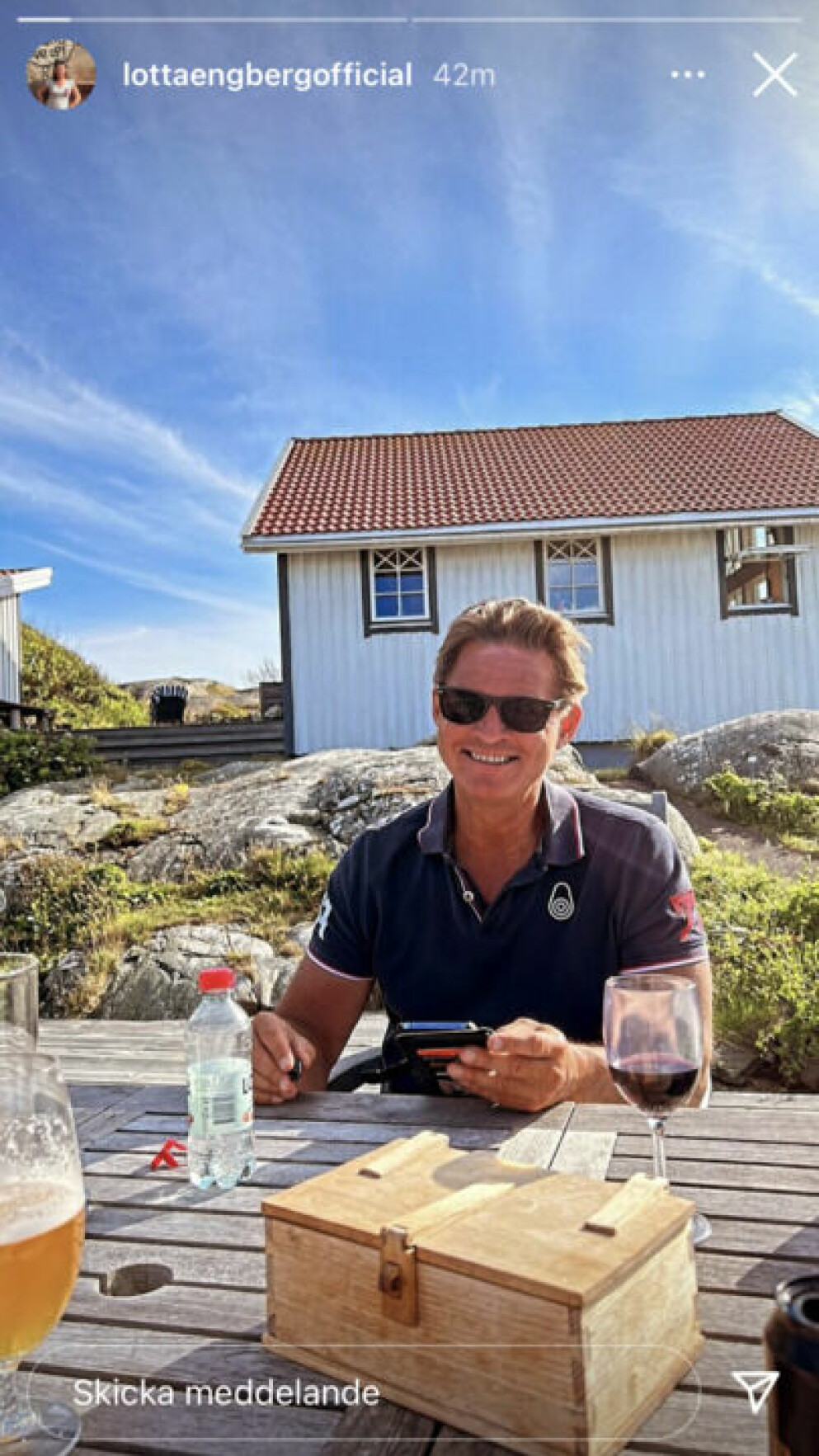 Lotta och Mikael njuter tillsammans i värmen. Mikael Sandström njuter av sommaren