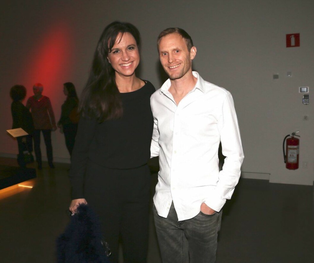 Petra Mede med Mattias Günther på Lars Wallins utställning,