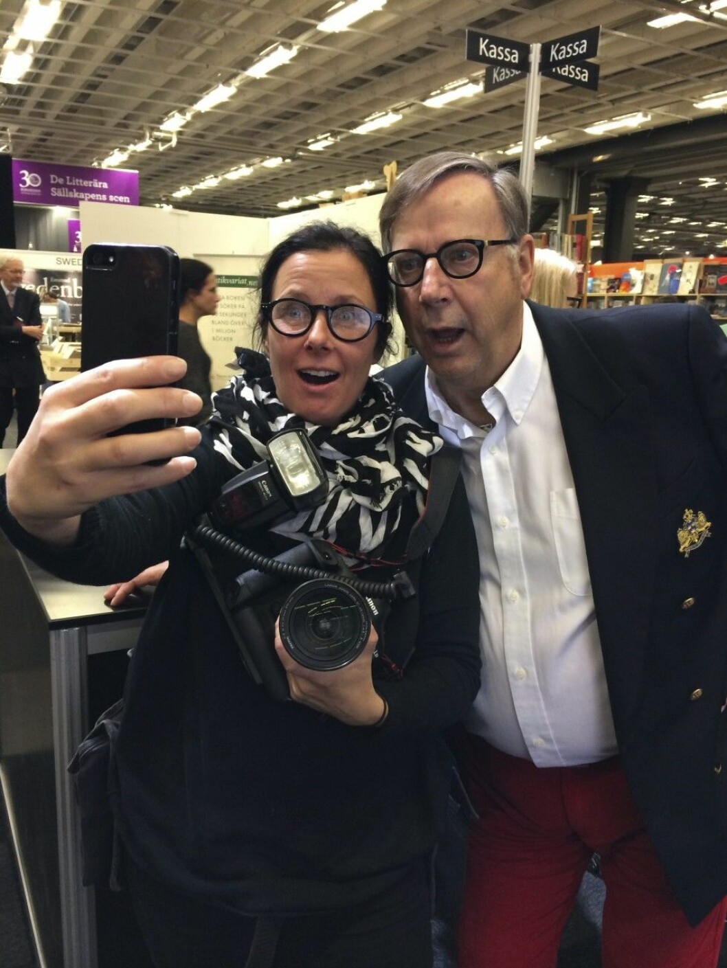 Fotograf Malin Bondeson vill också ha en bild med Sven “Rulle” Melander. Malin ville också ha en bild med "Rulle".
