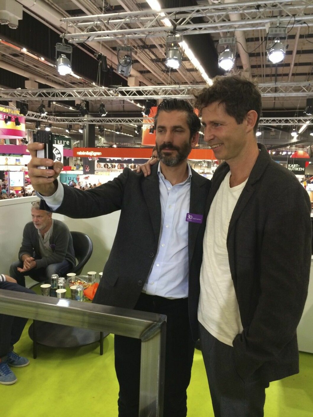 Jens Lapidus och Stefan Ahnhem i selfie-tagen. Jens och Stefan i selfie-tagen.