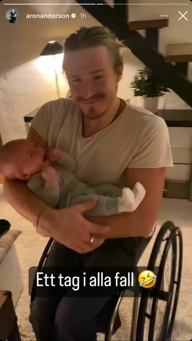 Här håller Aron gudsonen i famnen. Aron Anderson