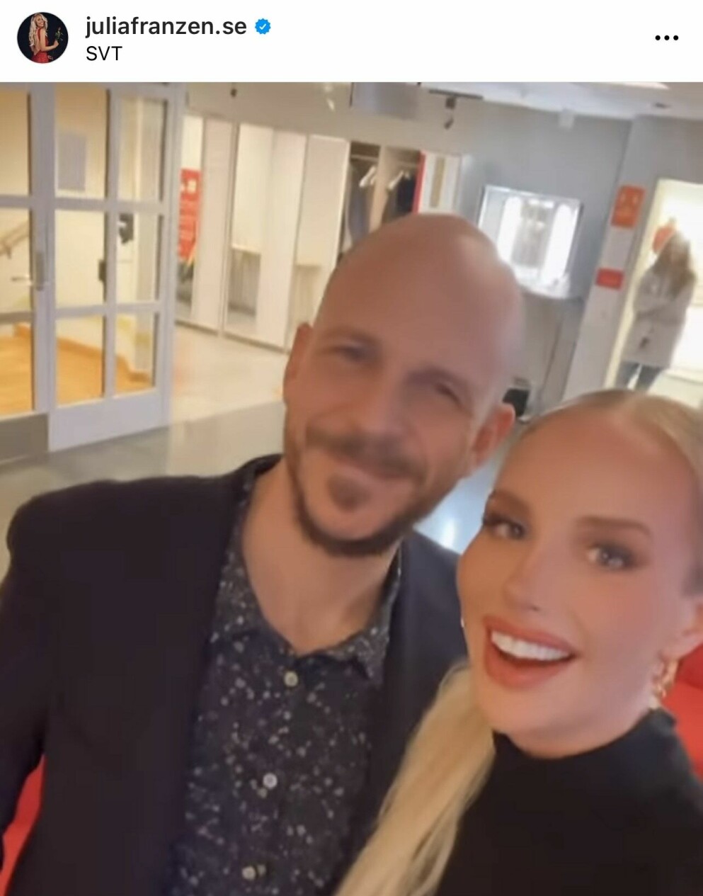 <span class=" bold" data-lab-bold_desktop="bold">Gustaf Skarsgård och Julia Franzén i SVT-huset. FOTO: Julia Franzén.</span> Gustaf Skarsgård och Julia Franzén