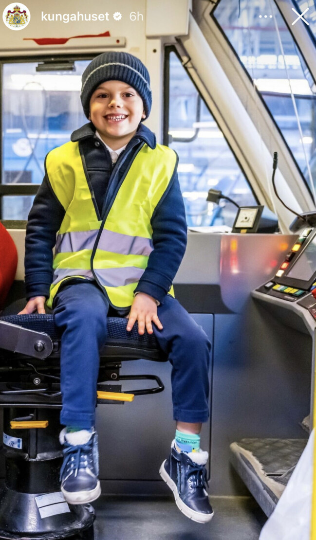 Prins Oscar bakom ratten på en tunnelbana. FOTO: Instagram