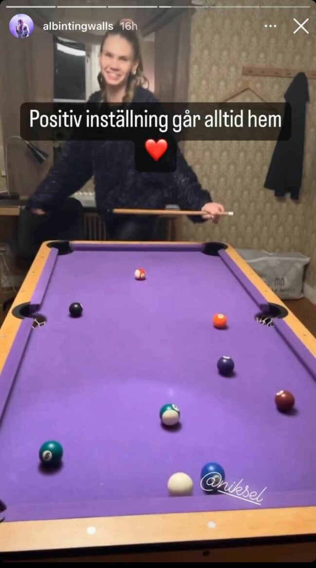 En video på Nike som spelar biljard. Nike framför ett biljardbord.