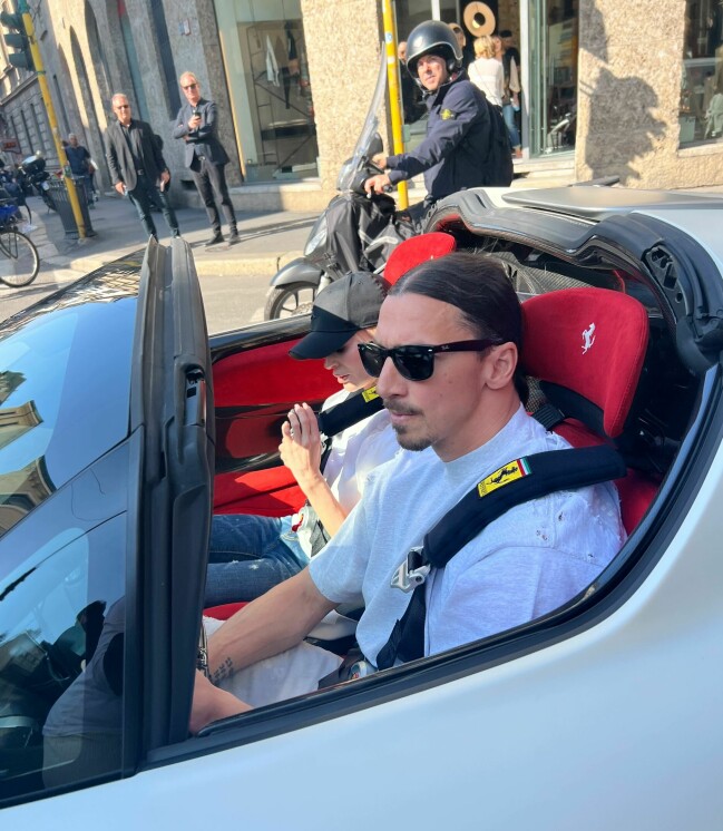 Zlatan och Helena i en Ferrari.