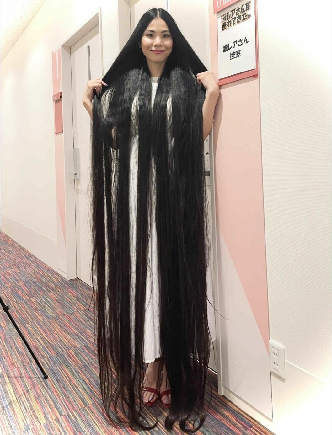 Rinis hår är nästan 210 centimeter långt.
