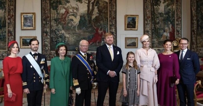 Så ståtlig bild! Kungafamiljen med Konungen och Drottningen av Nederländerna.