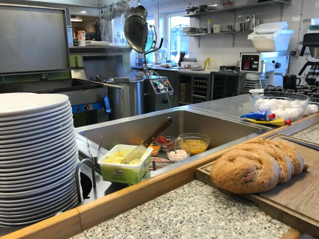 Över hälften av de intagna på Sveriges häkten och fängelser får anpassad mat. Matsal inom Kriminalvården.
