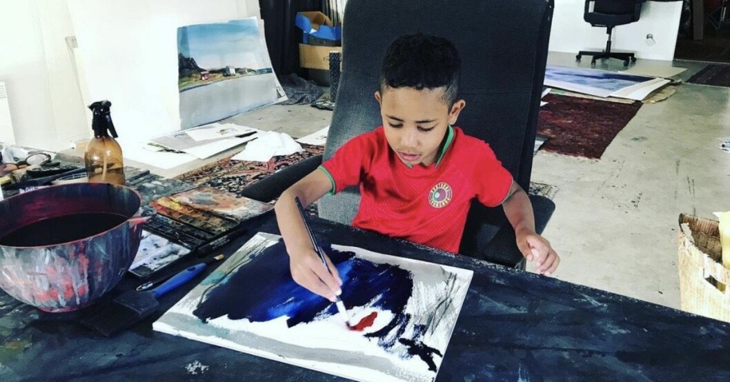 <span class=" italic" data-lab-italic_desktop="italic">Sonen Rafael i hans pappa Lars studio. Foto: Sandgrund/Instagram</span>