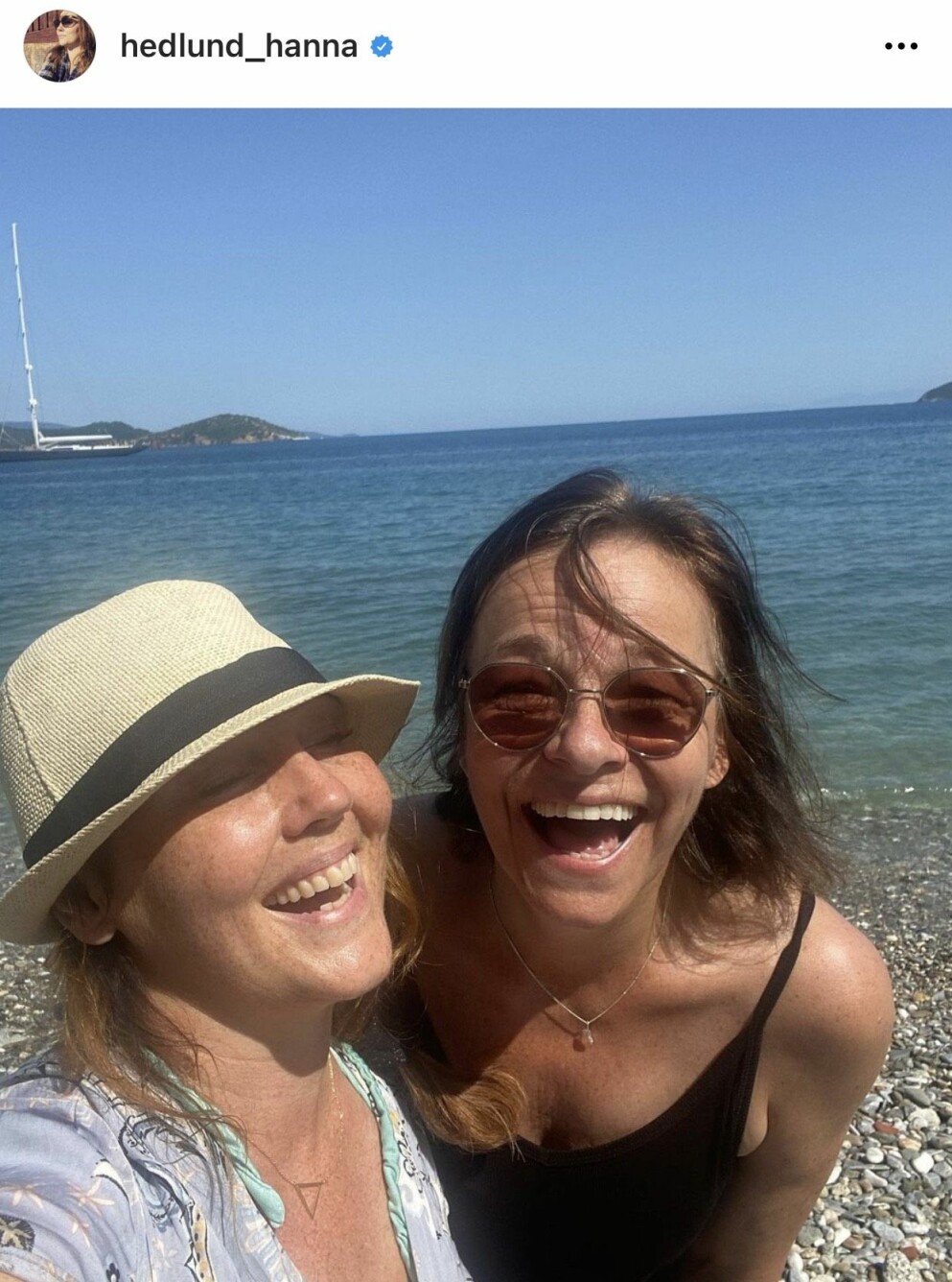 <span class=" italic" data-lab-italic_desktop="italic">Hanna Hedlund lämnade Sverige för Grekland tillsammans med väninnan. Foto: Hanna Hedlund/Instagram </span> Hanna Hedlund med väninnan i Grekland.