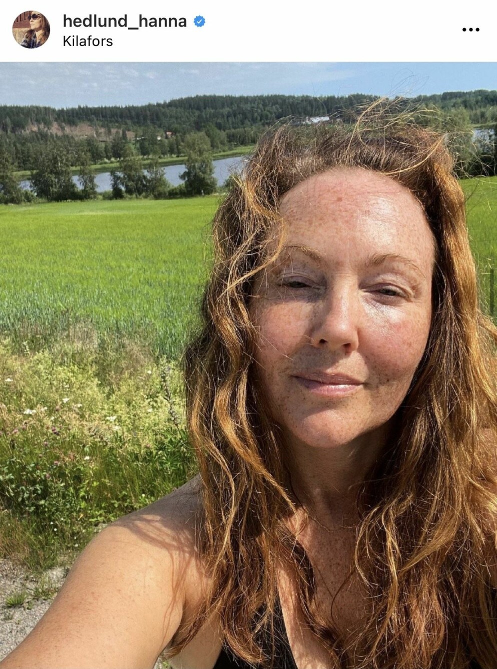 <span class=" italic" data-lab-italic_desktop="italic">Hanna Hedlund ute på landet vid hennes sommarställe i Hälsingland. Foto: Hanna Hedlund/Instagram </span>
