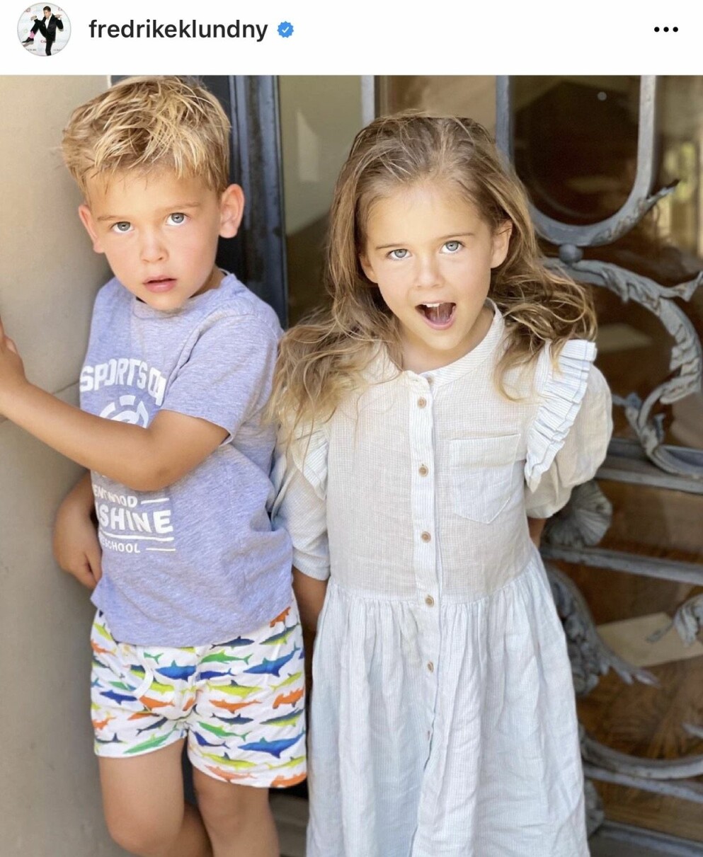 <span class=" italic" data-lab-italic_desktop="italic">Fredrik och maken Dereks tvillingar Milla och Freddy. Foto: Fredrik Eklund/Instagram </span> Tvillingarna Milla ocg Freddy