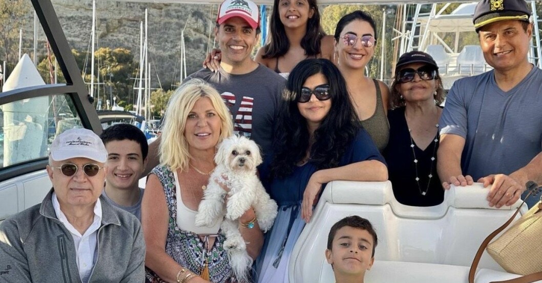 <span class=" italic" data-lab-italic_desktop="italic">Maria Montazami med familj. Foto: Maria Montazami/Instagram </span>