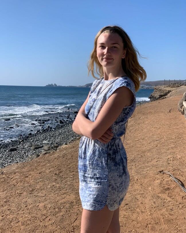 Victoria på en strand i Gran Canaria i januari 2020 – fem månader efter att hon fick ALS-diagnosen.