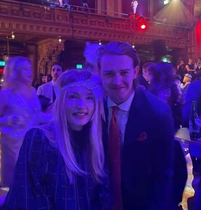 Victoria tillsammans med sin sambo på festen ”Party like Gatsby” på Berns i Stockholm i januari 2023.