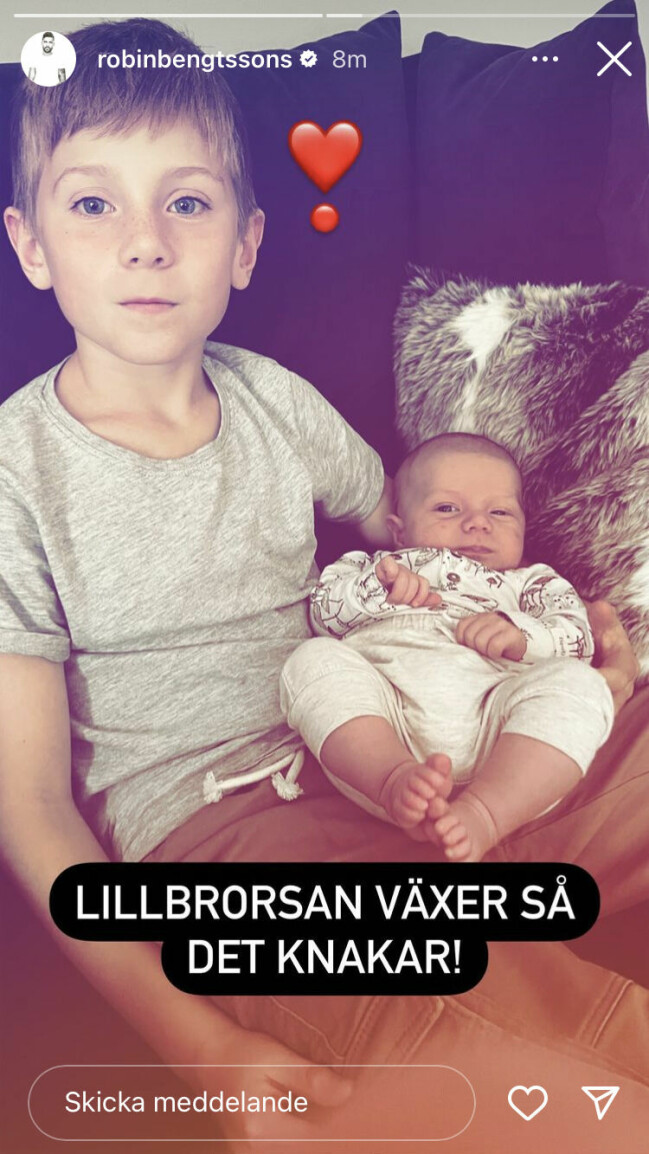 Storebrodern Wille med lillebror Viggo i famnen. Storebrodern Wille med lillebror Viggo i famnen.