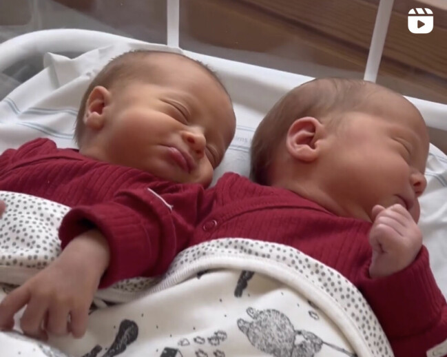 Det blev en pojke och en flicka för Pernilla Sjöholm och hennes kärlek. Pernilla Sjöholms tvillingar ligger och sover.