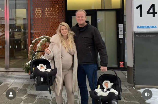 Pernilla Sjöholm med sin pojkvän och deras nyfödda tvillingar utanför Karolinska sjukhuset i Stockholm. Pernilla Sjöholm med sin pojkvän och deras nyfödda tvillingar utanför Karolinska sjukhuset i Stockholm.