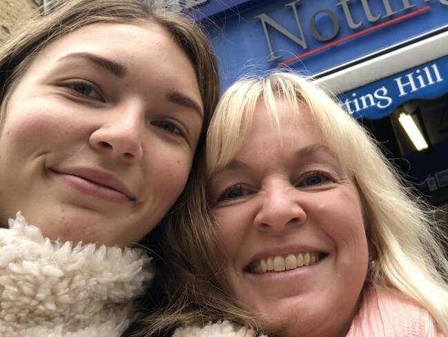 Victoria Sandsjoe och mamma Lotta Svenneling på resa i London.