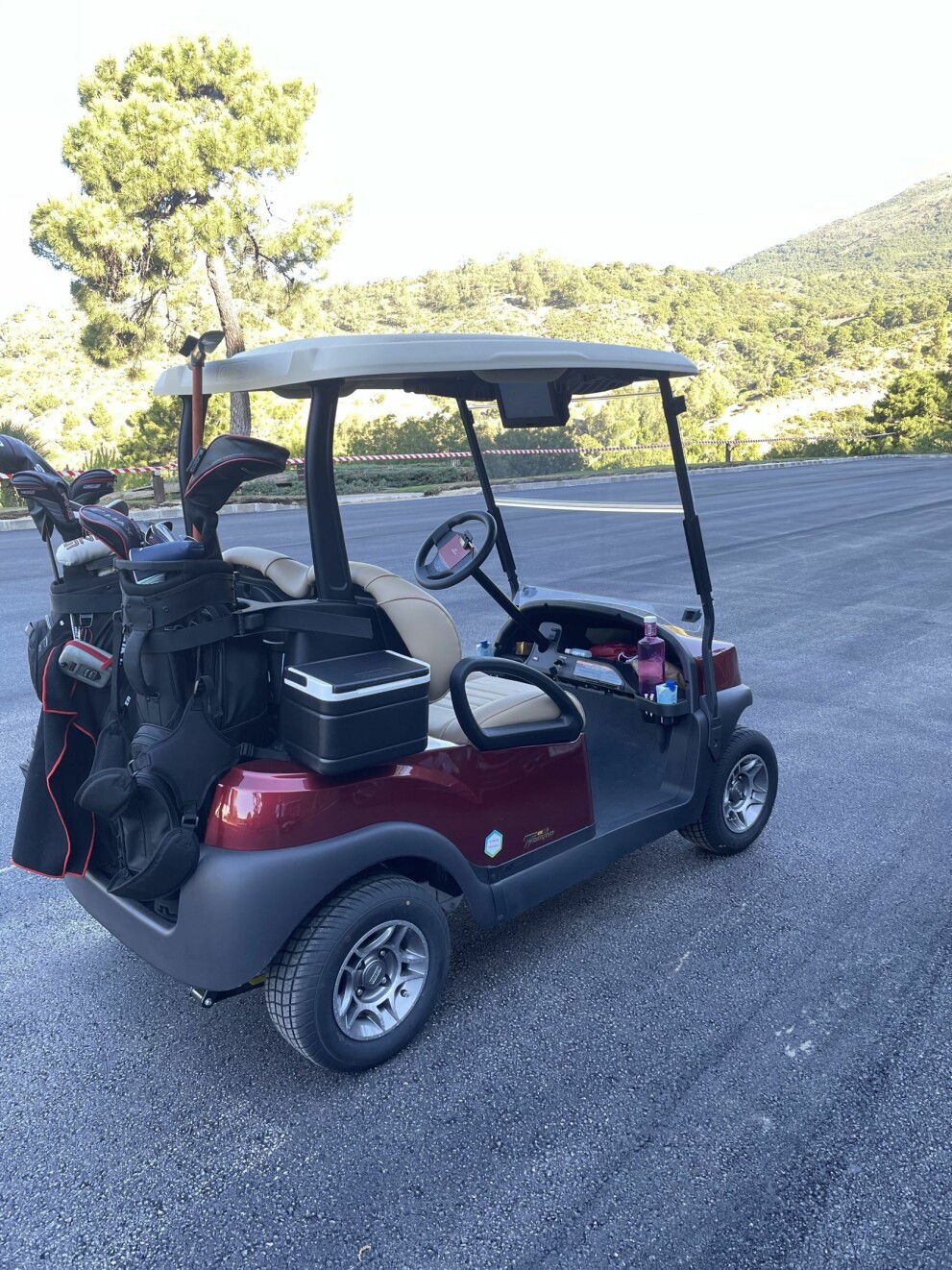 De långa avstånden gör det värt att ha golfbil. Golfbilen