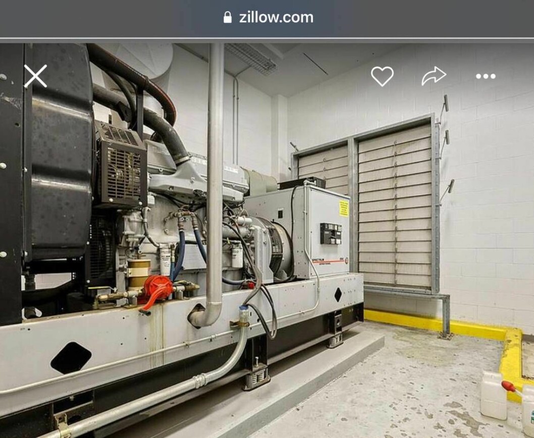 En generator. Om elen från de två anslutna nätverken skulle slockna.
