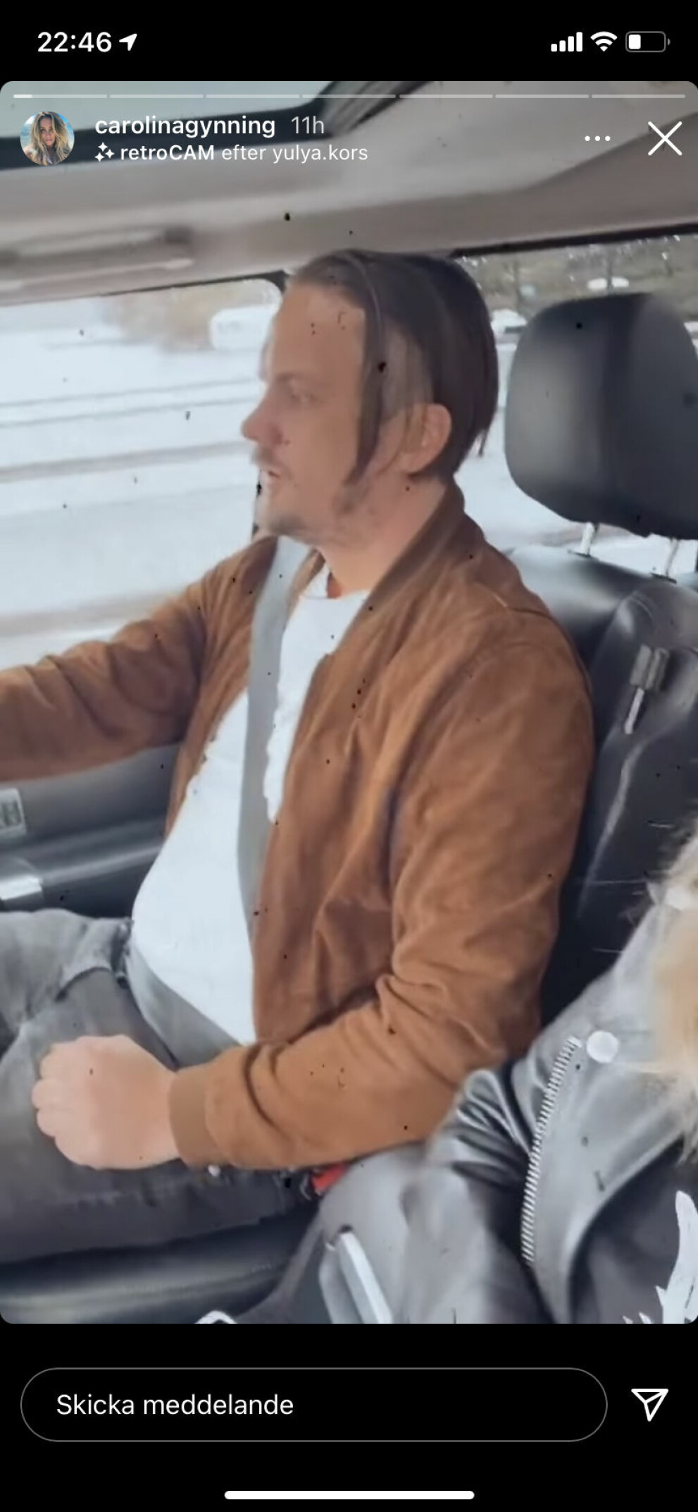 Carolina hyllar Viktor i bilen. Viktor Philipson
