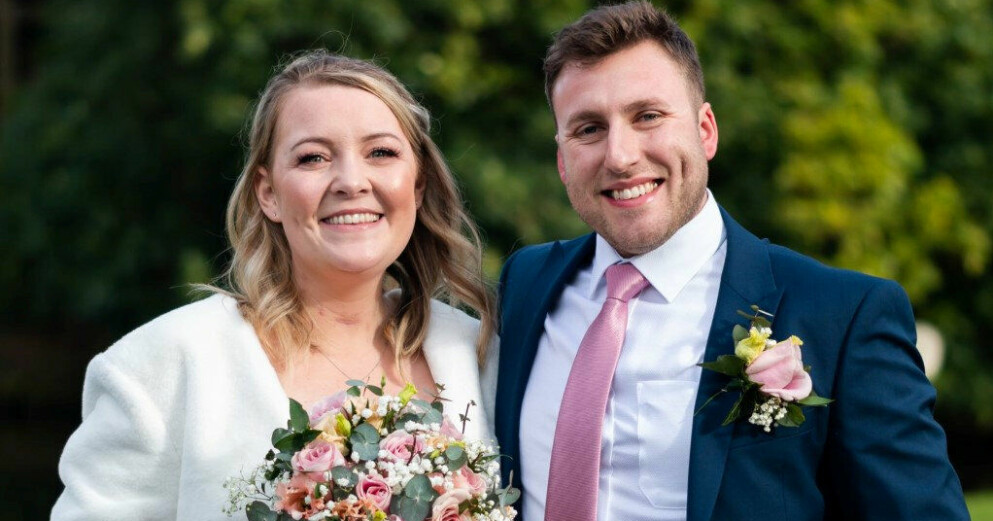 Georgia Macey och Luke Finch skulle gifta sig samma dag som hon hamnade i koma. Nu kan de äntligen titulera sig man och hustru. Georgia Macey och Luke Finch