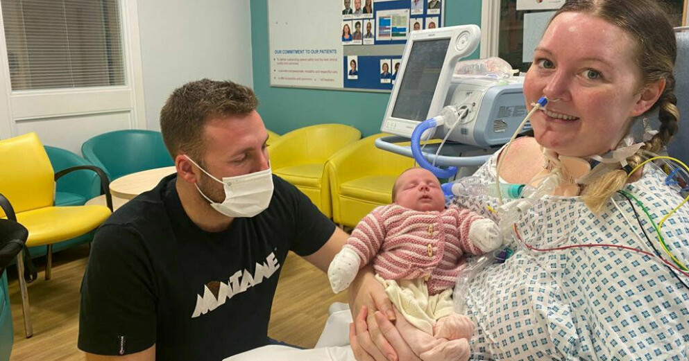 Det tog fem veckor innan Georgia Macey fick hålla om dottern Eliza för första gången. Luke Finch, Eliza och Georgia Macey