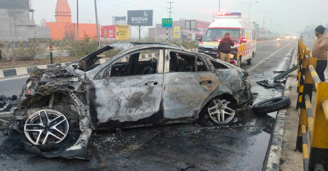Bilen, en Mercedes-Benz GLE, började brinna och totalförstördes.