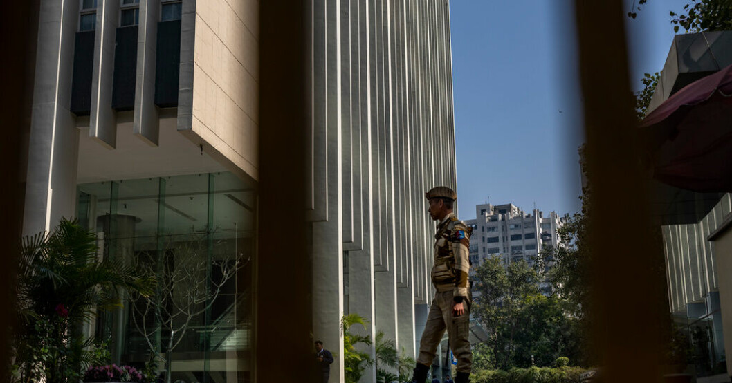 Indiska myndigheter söker för andra dagen igenom BBC:s kontor i New Delhi. Razzian mot BBC:s kontor i Indien fortsätter